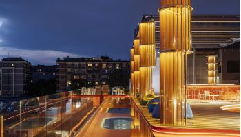 Le panchine lato hotel